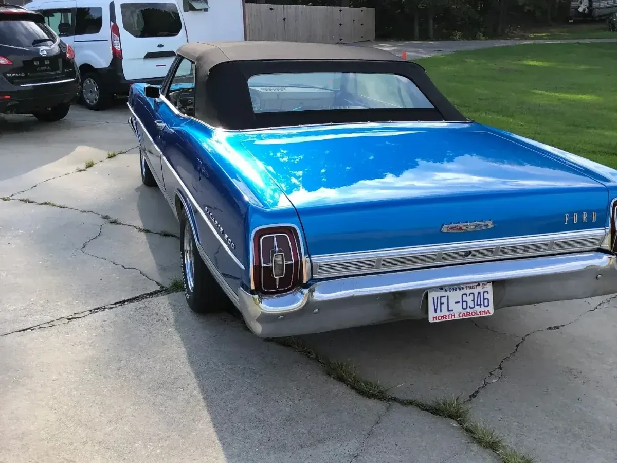 Convertible top fitted to a classic Ford