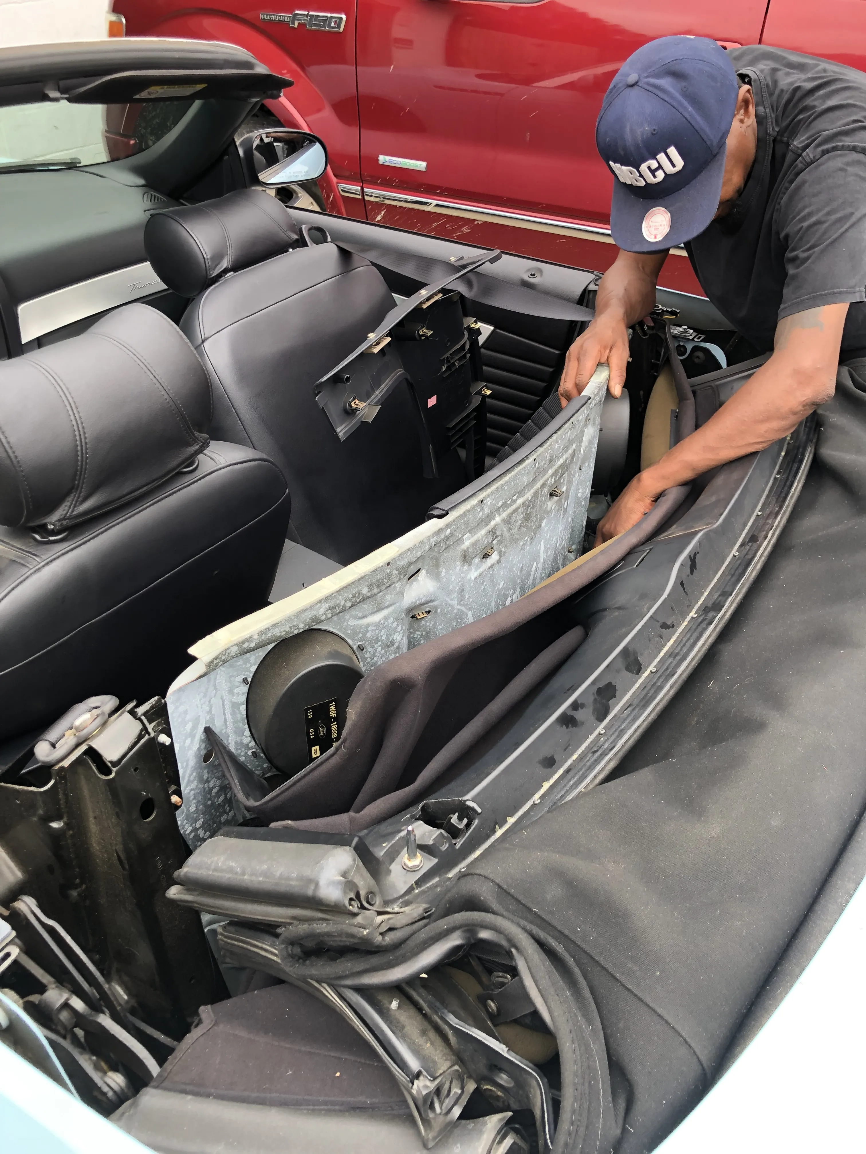 Lifting the top frame off a car